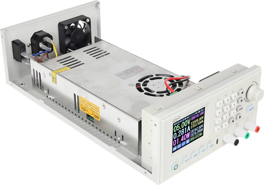 Elektronisches Gerät mit digitalem Display zeigt Spannungs- und Strommesswerte an, mit Knöpfen und Anschlüssen an der Vorderseite.