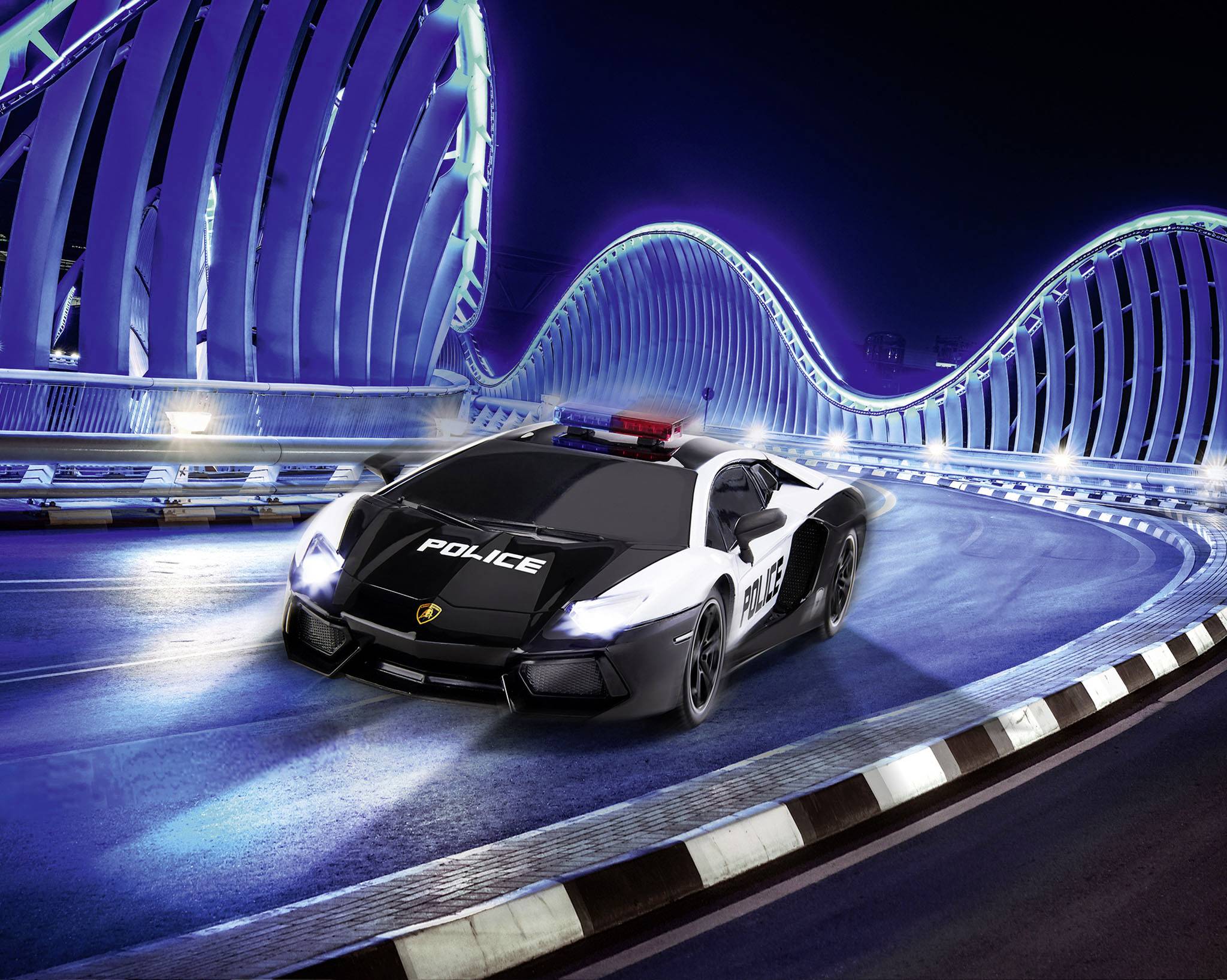 Ein futuristisches Polizeiauto fährt schnell auf einer beleuchteten, gewundenen Straße bei Nacht.