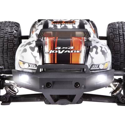 Spielzeug-RC-Auto mit 4x4-Antrieb, schwarz-weißes Tarnmuster, orange Streifen, fährt auf Gelände mit eingeschalteten Scheinwerfern.