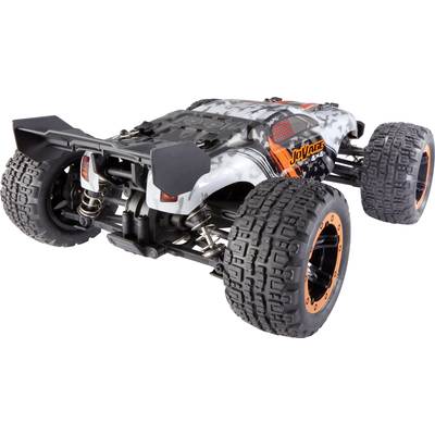 Ferngesteuertes Monstertruck-Modell in grau-schwarzem Tarnmuster und orangefarbenen Akzenten, von hinten betrachtet.