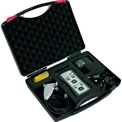 Ein offener schwarzer Koffer mit Schaumstoffpolsterung enthält ein elektrisches Messgerät, Zubehör, Kabel und Steckeradapter.