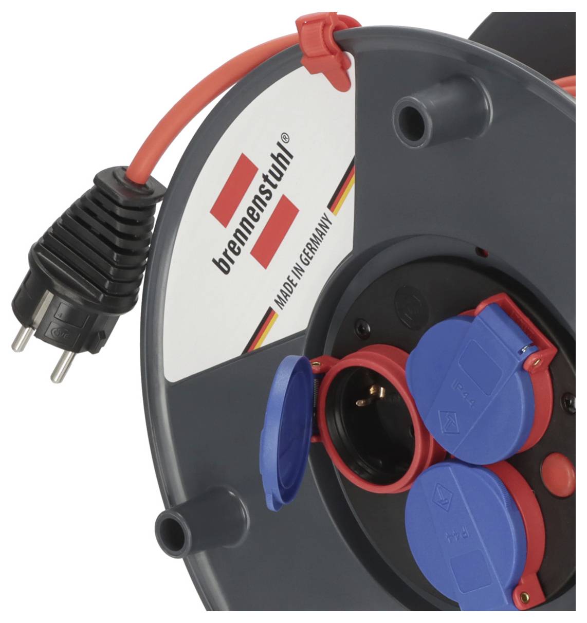 Nahaufnahme einer Brennenstuhl-Kabelrolle mit Stromkabel, Stecker und blauen Steckdosenschutzkappen, gekennzeichnet mit "Made in Germany".