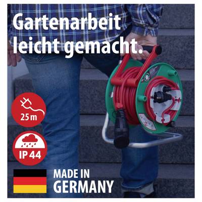 Person trägt eine rote Kabeltrommel im Garten; Text: 'Gartenarbeit leicht gemacht.', '25 m', 'IP44', 'MADE IN GERMANY'.