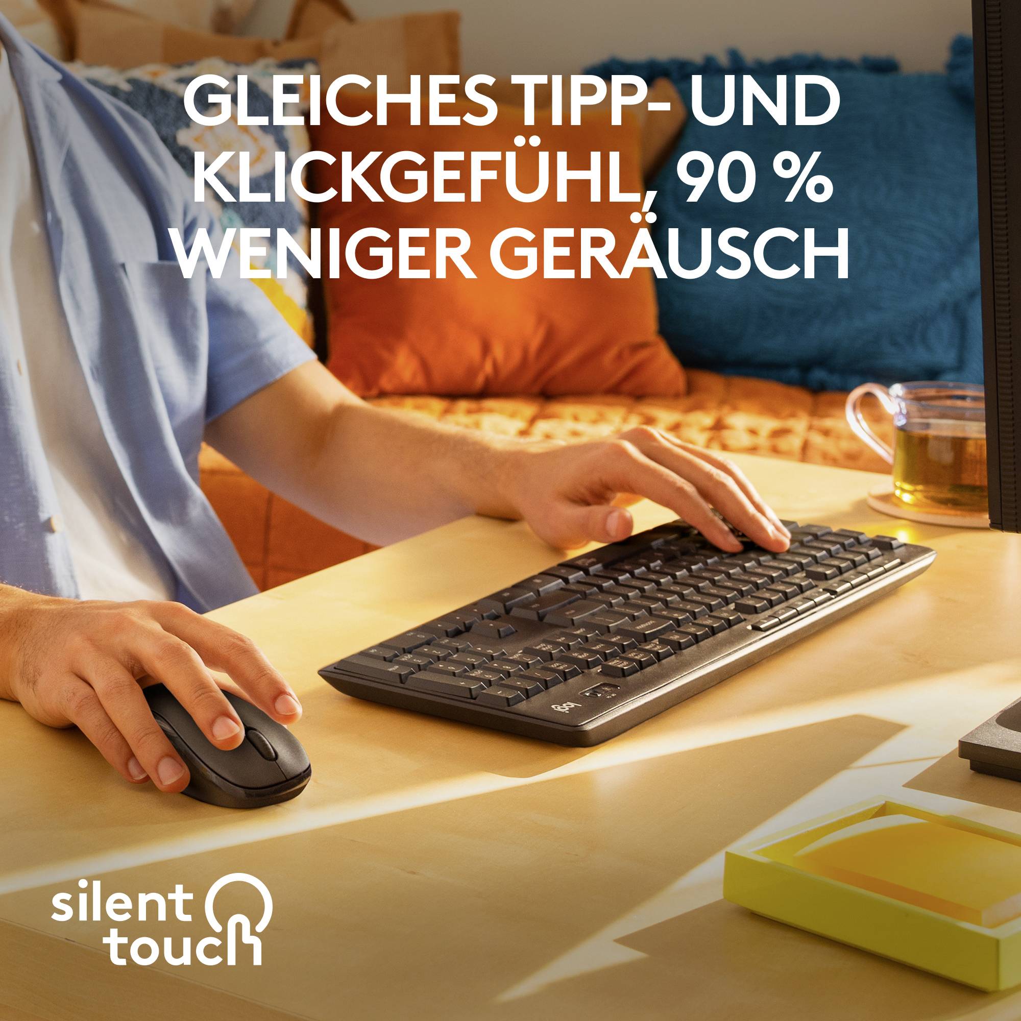 Ein Mensch tippt auf einer Tastatur mit der Aufschrift 'Gleiches Tipp- und Klickgefühl, 90% weniger Geräusch'.