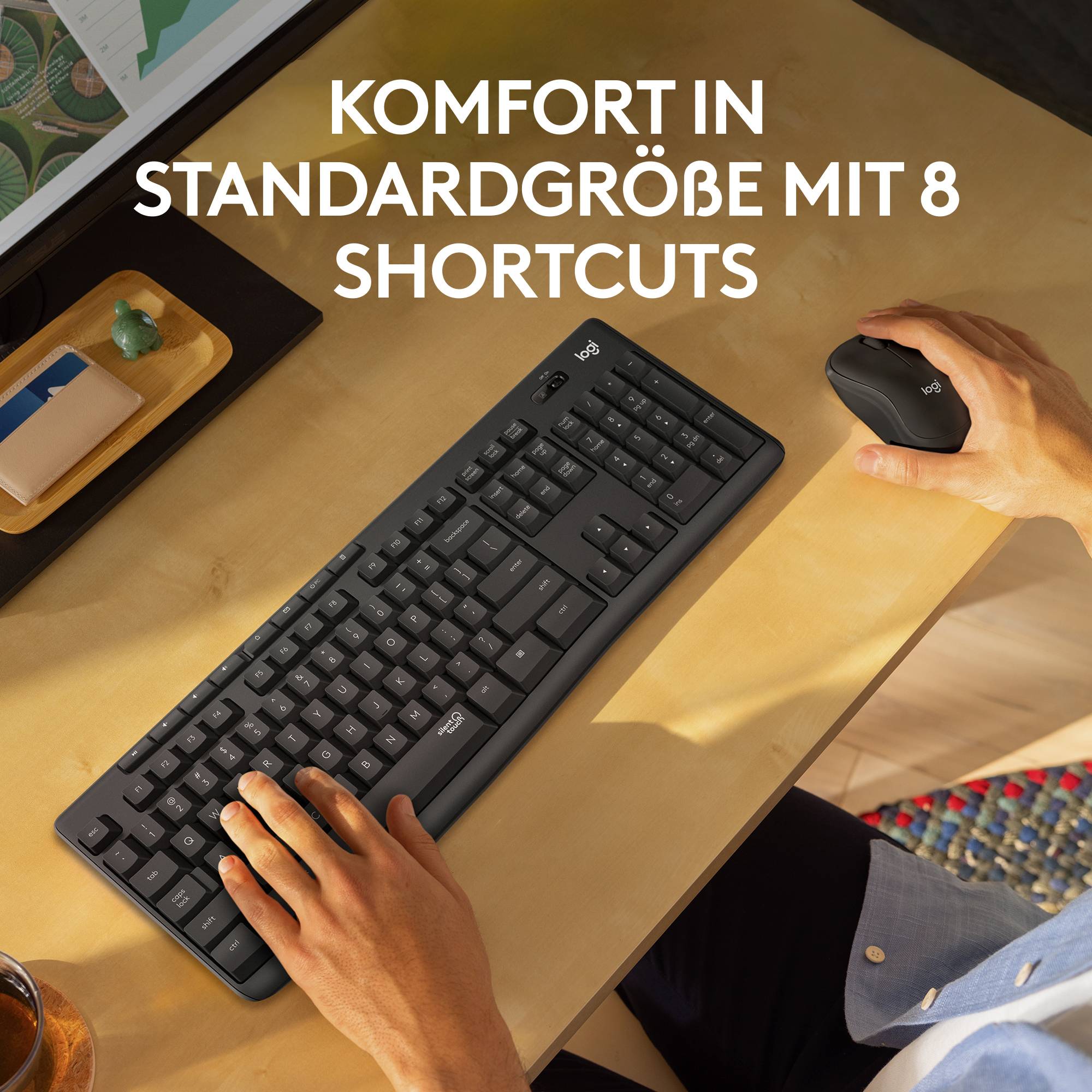 Eine Person verwendet kabellose Tastatur und Maus auf einem Holztisch. Text im Bild: 'Komfort in Standardgröße mit 8 Shortcuts'.