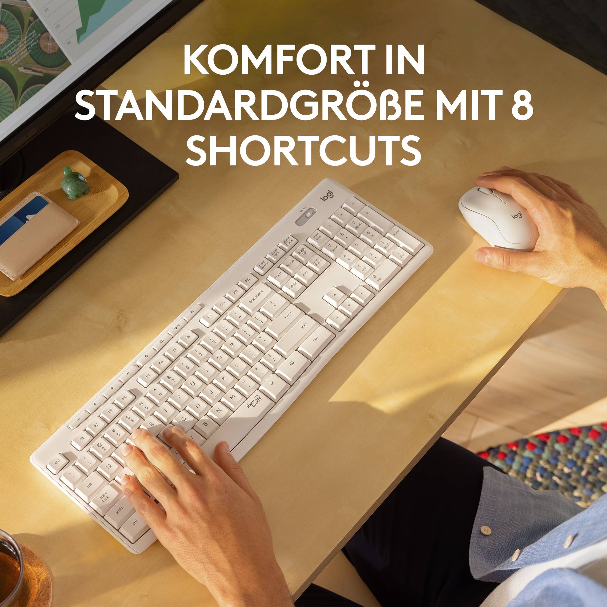 Ein weißes Tastatur-Set mit drahtloser Maus. Der Bildschirm zeigt Diagramme. Text auf dem Bild: 'Komfort in Standardgröße mit 8 Shortcuts'.