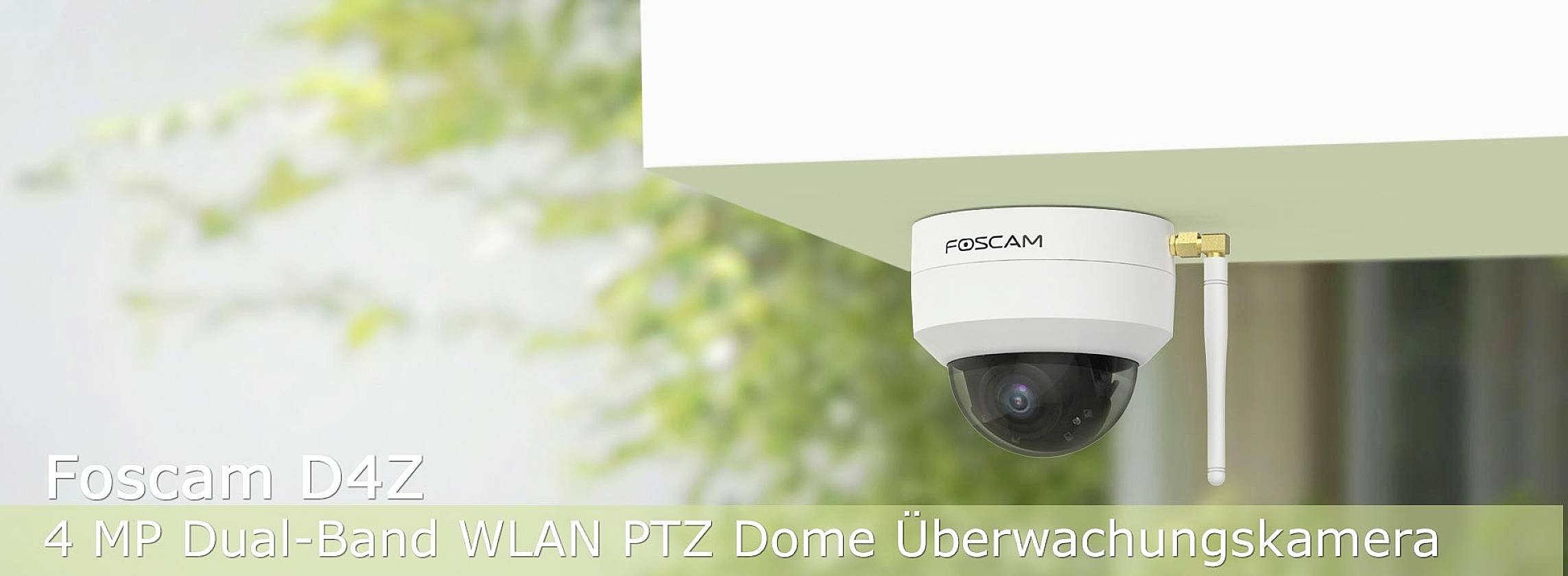 Eine Foscam D4Z Überwachungskamera ist an der Ecke eines Gebäudes installiert. Text: '4 MP Dual-Band WLAN PTZ Dome Überwachungskamera'.