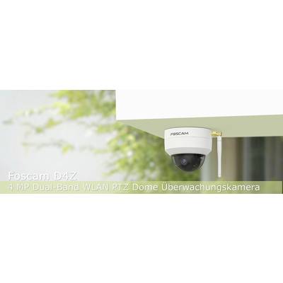 Eine Foscam D4Z Überwachungskamera ist an der Ecke eines Gebäudes installiert. Text: '4 MP Dual-Band WLAN PTZ Dome Überwachungskamera'.