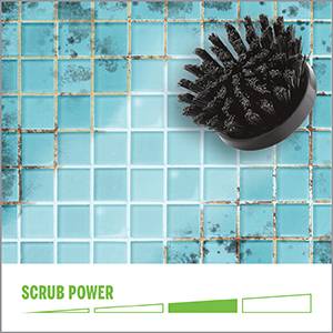 Ein schwarzer Bürstenkopf reinigt eine verschmutzte Fliese; Text: 'Scrub Power'.