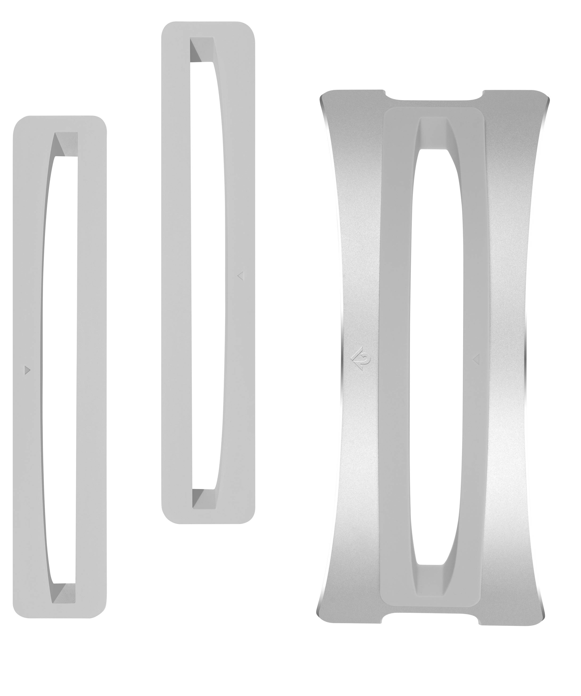 Drei unterschiedlich geformte Metallhalterungen in verschiedenen Größen, angeordnet in einer Linie.