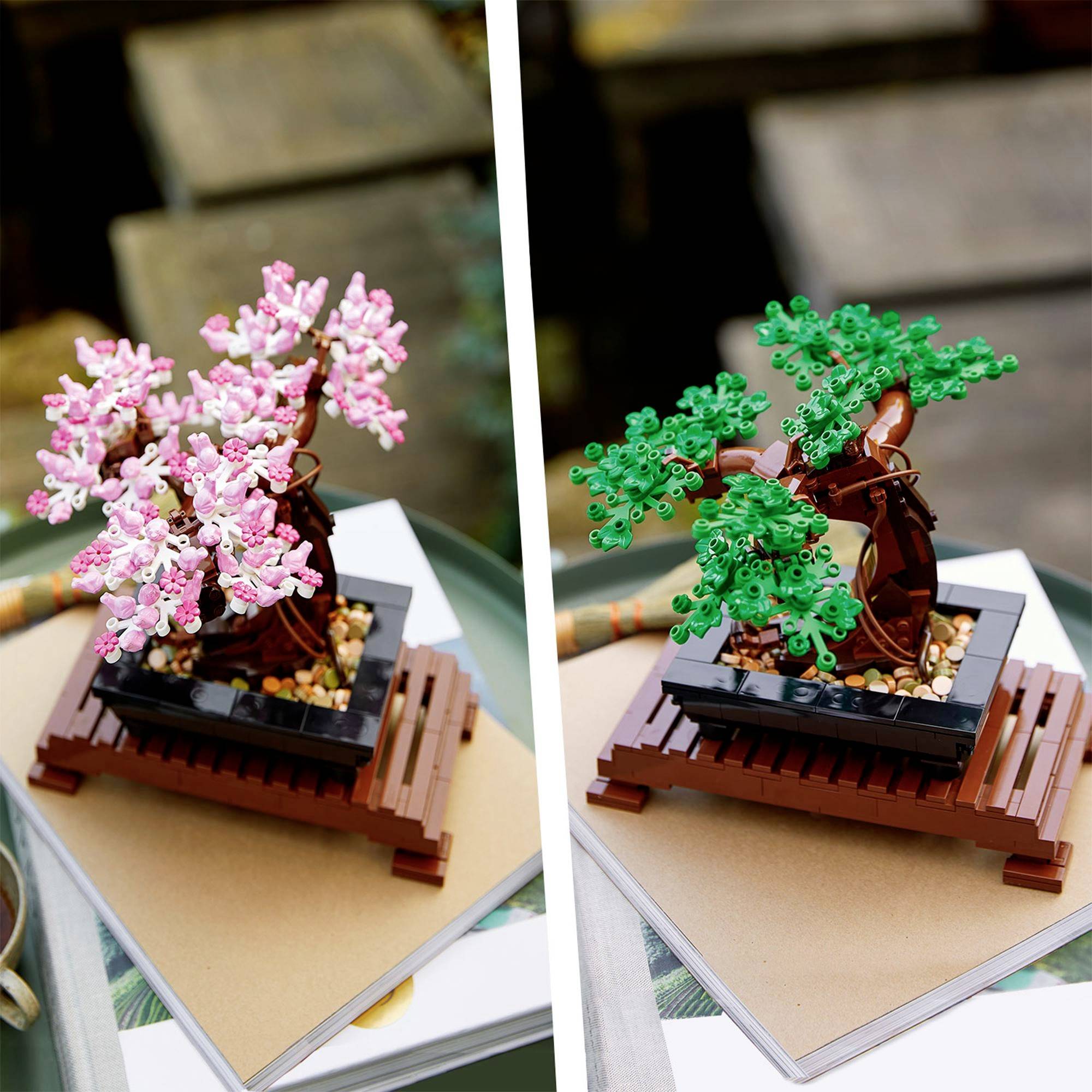 Zwei Miniatur-Bonsai-Bäumen aus kleinen Bausteinen auf separaten Holzplattformen. Links: Kirschblüten; rechts: grüne Blätter.