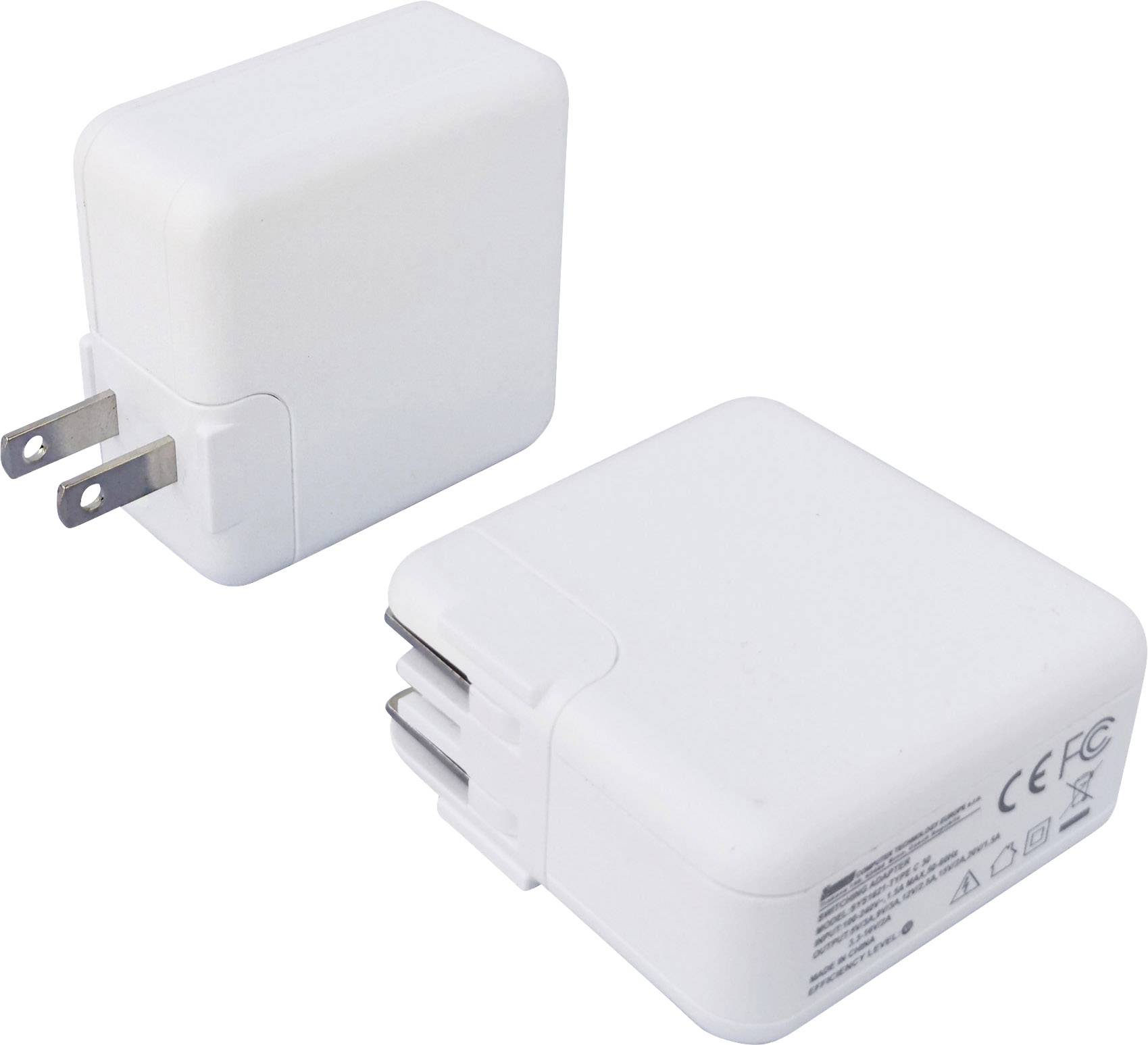 Zwei weiße Netzteile mit Steckdosenanschluss und technischen Markierungen, typisches Design für elektronische Ladegeräte.