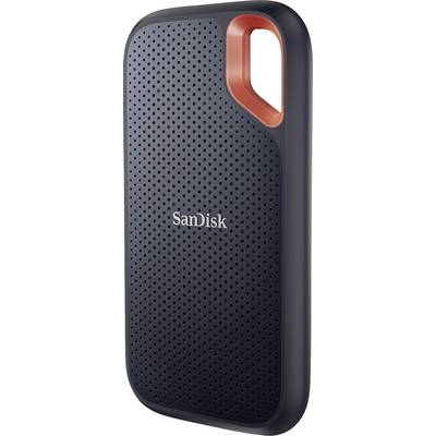 Externe Festplatte von SanDisk mit schwarzem, perforiertem Gehäuse und rotem Detail oben rechts. Ideal für Datenspeicherung unterwegs.