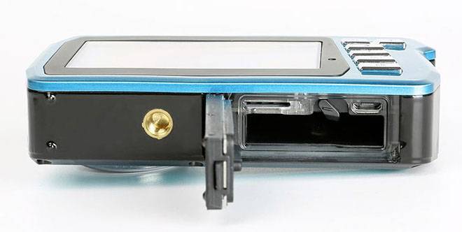 Ein blau-schwarzes digitales Gerät mit Bildschirm und mehreren Knöpfen an der Seite. Es hat einen Einschub für Speicherkarten.