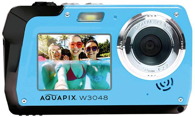 Digitalkamera in Blau mit Display, zeigt drei lachende Personen im Pool. Modell: Aquapix W3048.