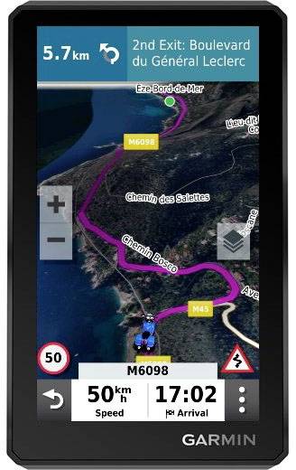 Navigationsgerät zeigt Route auf Bildschirm: 5,7 km Entfernung, zweite Ausfahrt 'Boulevard du Général Leclerc', aktuelle Geschwindigkeit 50 km/h, Ankunft 17:02 Uhr.