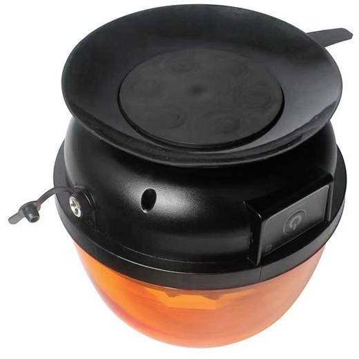 Schwarzer LED-Sternenhimmelprojektor mit runden Knöpfen auf der Oberseite und einem orangefarbenen Leuchtband um die Basis.