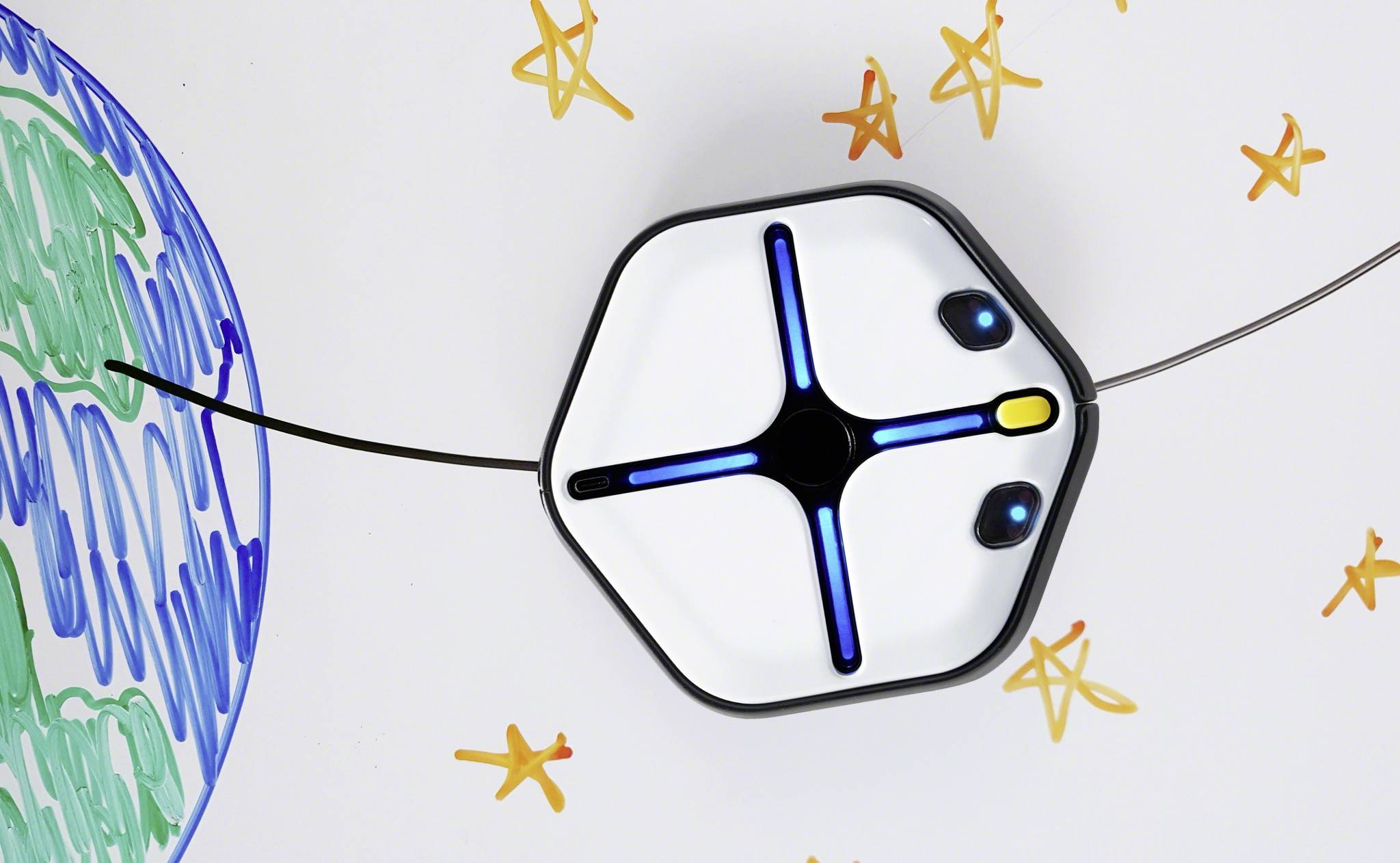 Roboter mit leuchtenden blauen Linien schwebt im Weltraum, links eine gezeichnete Erde und rechts gelbe Sterne auf weißem Hintergrund.