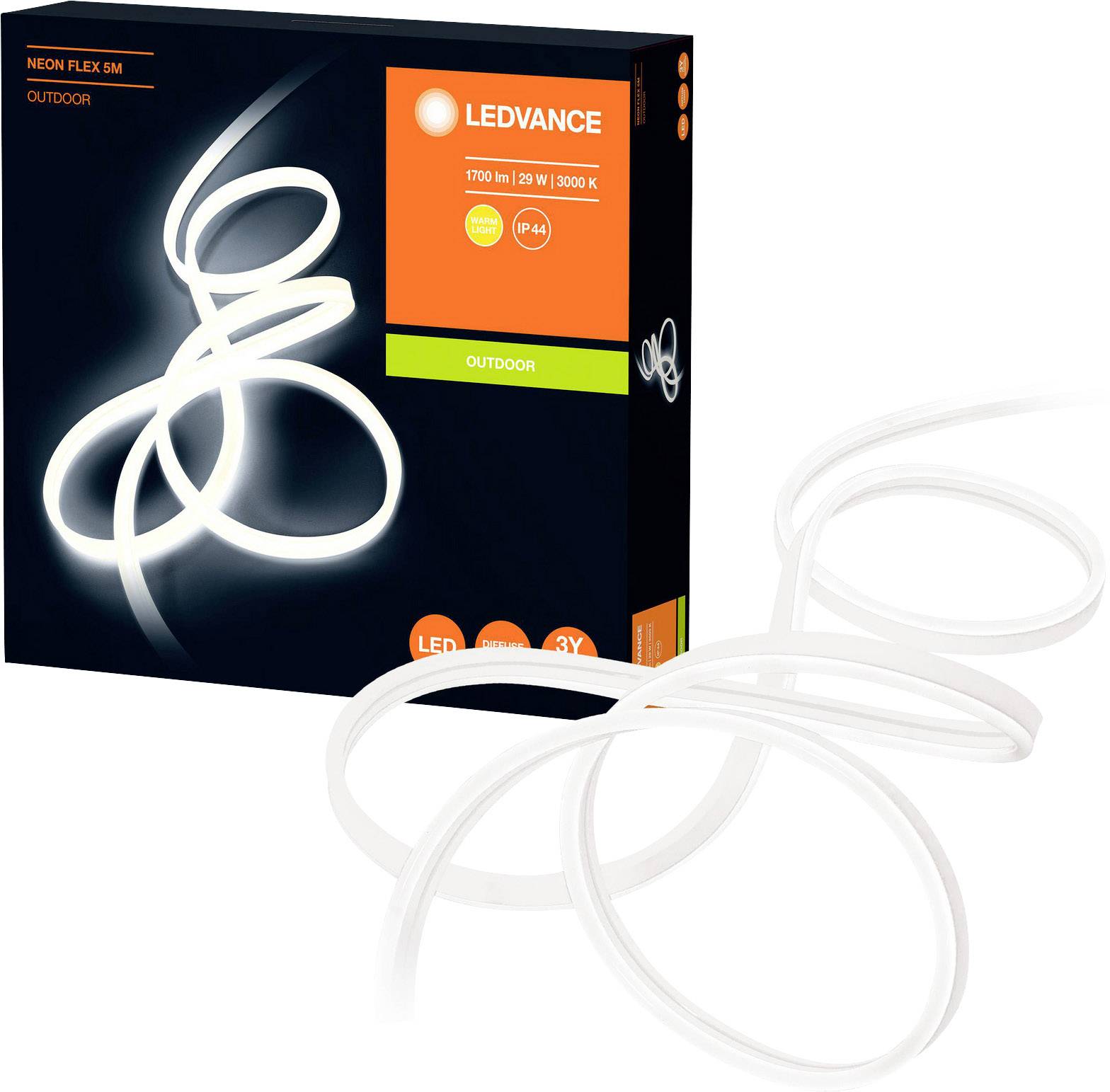 Die Abbildung zeigt eine LEDVANCE Neon Flex 6M Outdoor Verpackung neben einem locker gelegten weißen LED-Streifen für Außenbeleuchtung.
