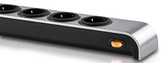 Steckdosenleiste mit vier schwarzen Steckplätzen, seitlichem Kippschalter und orange leuchtendem Licht, auf weißem Hintergrund.