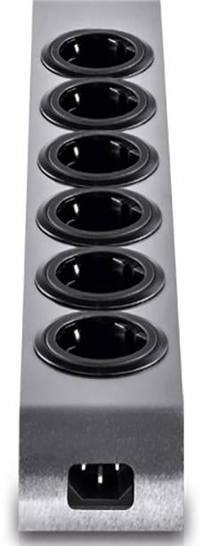 Sechser-Steckdosenleiste aus Metall mit schwarzen Steckdosen, für den Anschluss mehrerer elektrischer Geräte in Reihe geeignet.