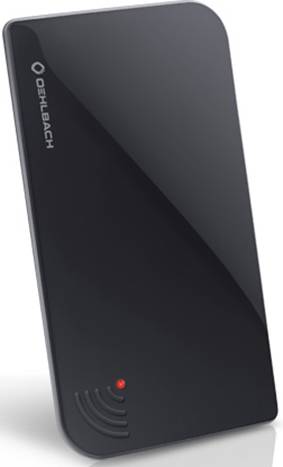 Schwarze rechteckige Antenne von Oehlbach, stehend auf weißem Hintergrund, mit rotem Lämpchen in der unteren Ecke.