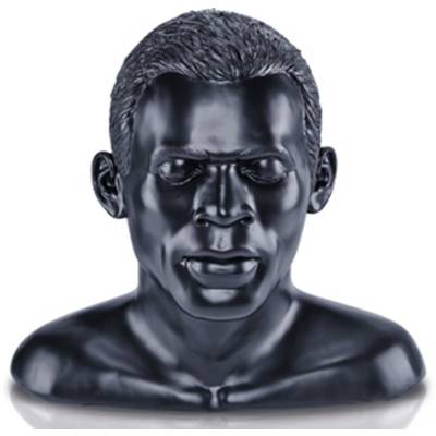 Büste eines unbekannten Mannes aus schwarzem Material, mit kurz geschnittenem Haar und neutralem Gesichtsausdruck.