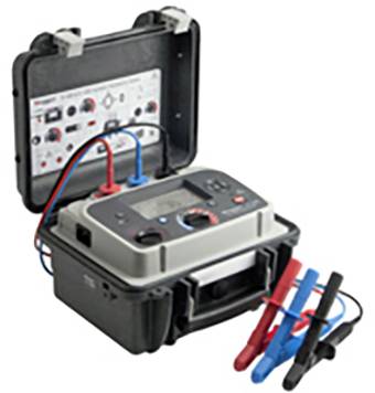 Offenes, tragbares elektrisches Prüfgerät mit Kabeln und Klemmen, zur Messung elektrischer Parameter verwendet.