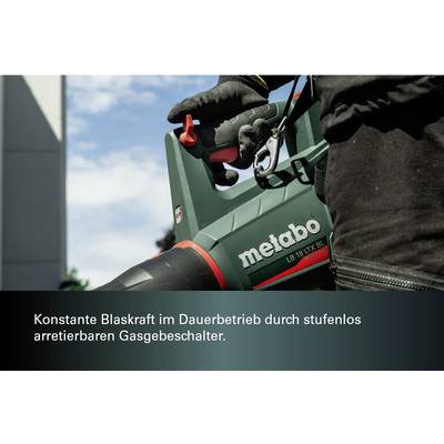 Person hält einen Laubbläser mit rot-schwarzem Griff, Text auf Gerät: 'metabo'. Bildunterschrift: Konstante Blaskraft im Dauerbetrieb durch stufenlos arretierbaren Gasgebeschalter.