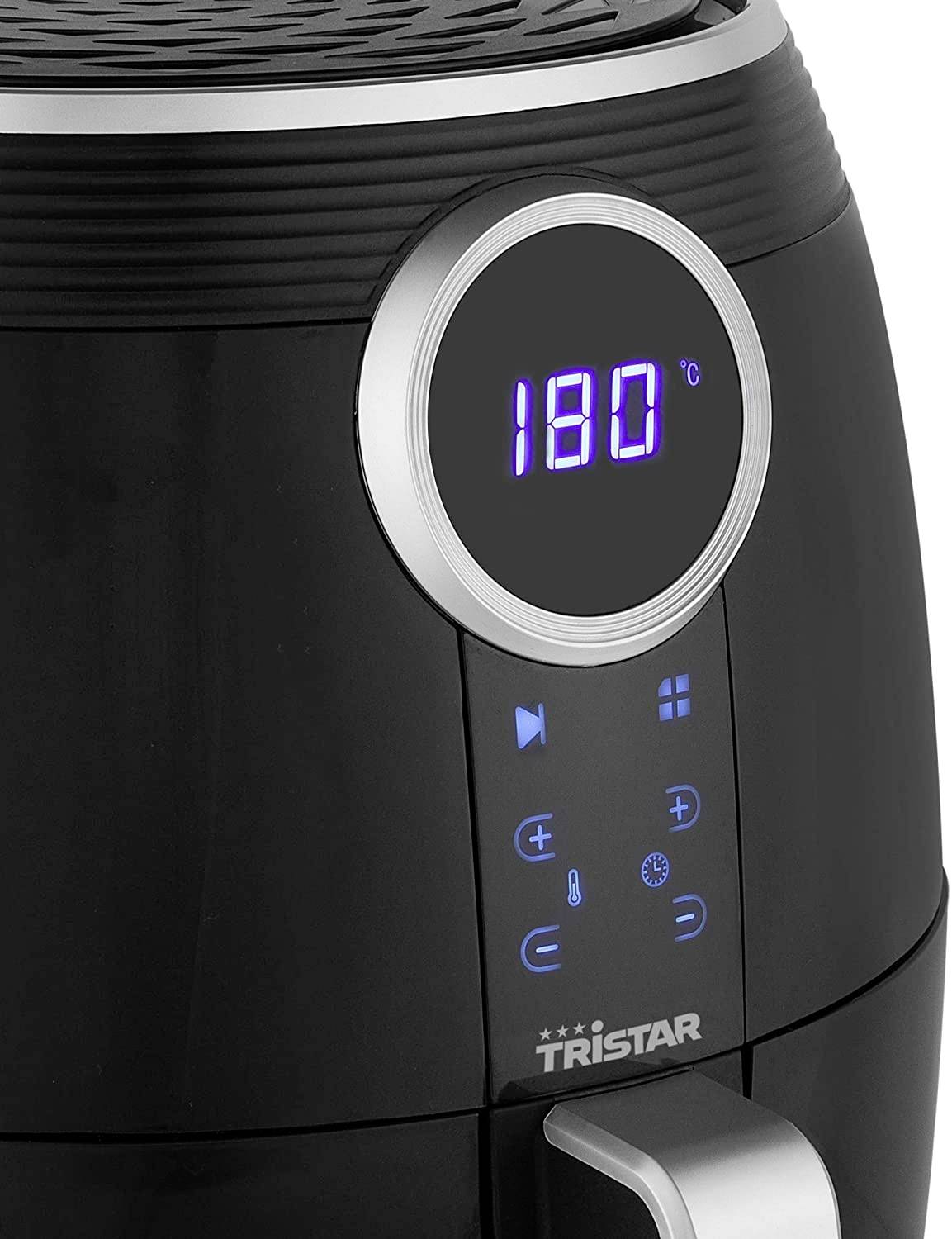 Nahaufnahme einer Heißluftfritteuse mit digitalem Display, auf dem '180°C' angezeigt wird, sowie Bedientasten für Temperatur und Zeit.