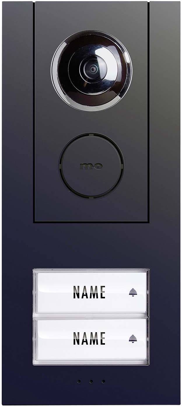 Schwarze Türsprechanlage mit Kamera, Mikrofon und zwei beschrifteten Klingelknöpfen mit dem Text 'NAME'.