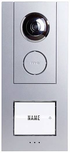 Gegensprechanlage mit Kamera und Klingelknopf. Darunter ein Feld für den Namen des Bewohners. Gerät aus silbernem Metall.