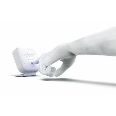 Weiße robotic-Hand berührt ein modernes, rechteckiges Gerät mit Tasten und blauer Leuchtanzeige. Gerät symbolisiert Technologie-Interaktion.