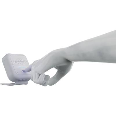 Eine graue Hand berührt ein weißes, eckiges Gerät mit einer blauen LED-Anzeige. Das Gerät scheint technologischen Zwecken zu dienen.