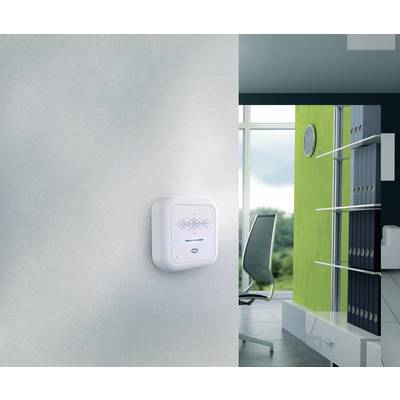 Ein Luftqualitätssensor ist an der Wand eines modernen Büros installiert. Er überwacht die Luftqualität, um ein gesundes Raumklima zu gewährleisten.