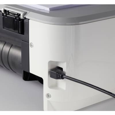 Ein Drucker mit einem USB-Kabel, das an der Seite angeschlossen ist. Oben liegt ein Stapel Papier bereit zum Drucken.