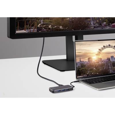 Ein Laptop ist an einen externen Monitor angeschlossen. Auf beiden Bildschirmen ist ein Bild von einem Riesenrad bei Sonnenuntergang zu sehen.