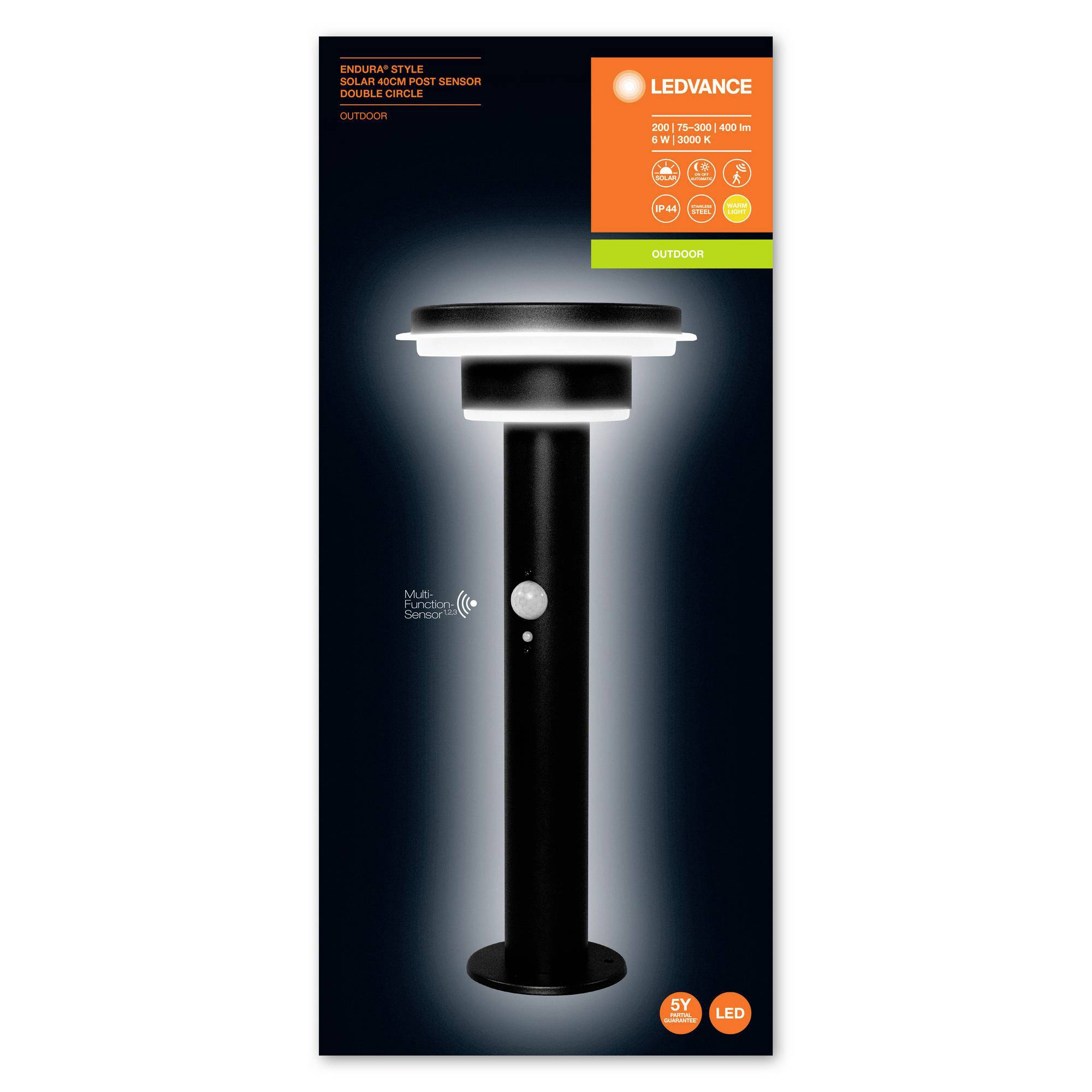 Schwarze LED-Außenleuchte mit Bewegungssensor auf Produktverpackung. Oben rechts das 'LEDVANCE' Logo mit orangefarbenem Hintergrund und Piktogrammen.