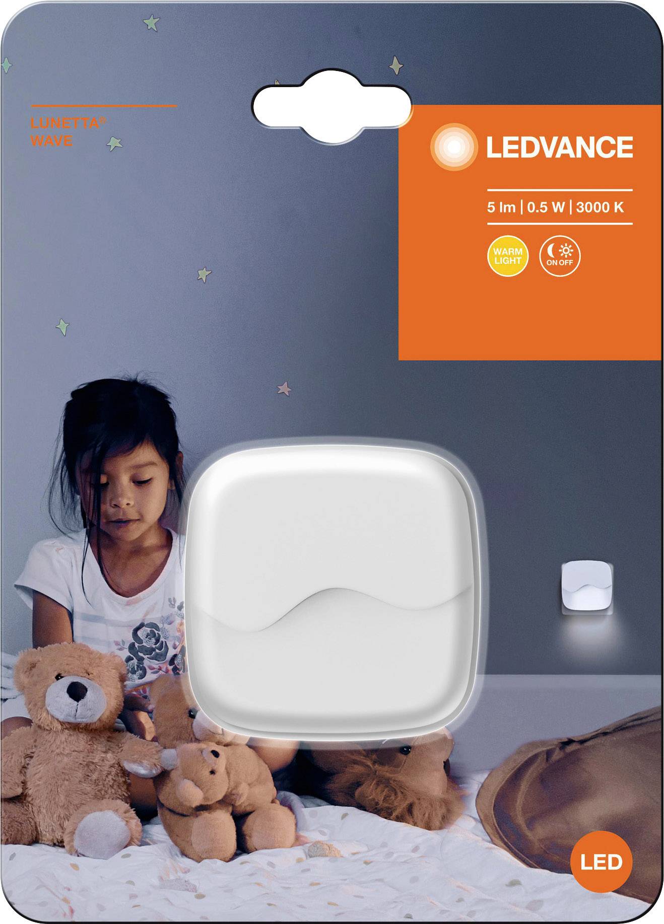 Verpackung einer LED-Nachtlichtlampe. Ein Kind sitzt im Dunkeln, umgeben von Kuscheltieren. Die Verpackung zeigt Leuchtkraftangaben.