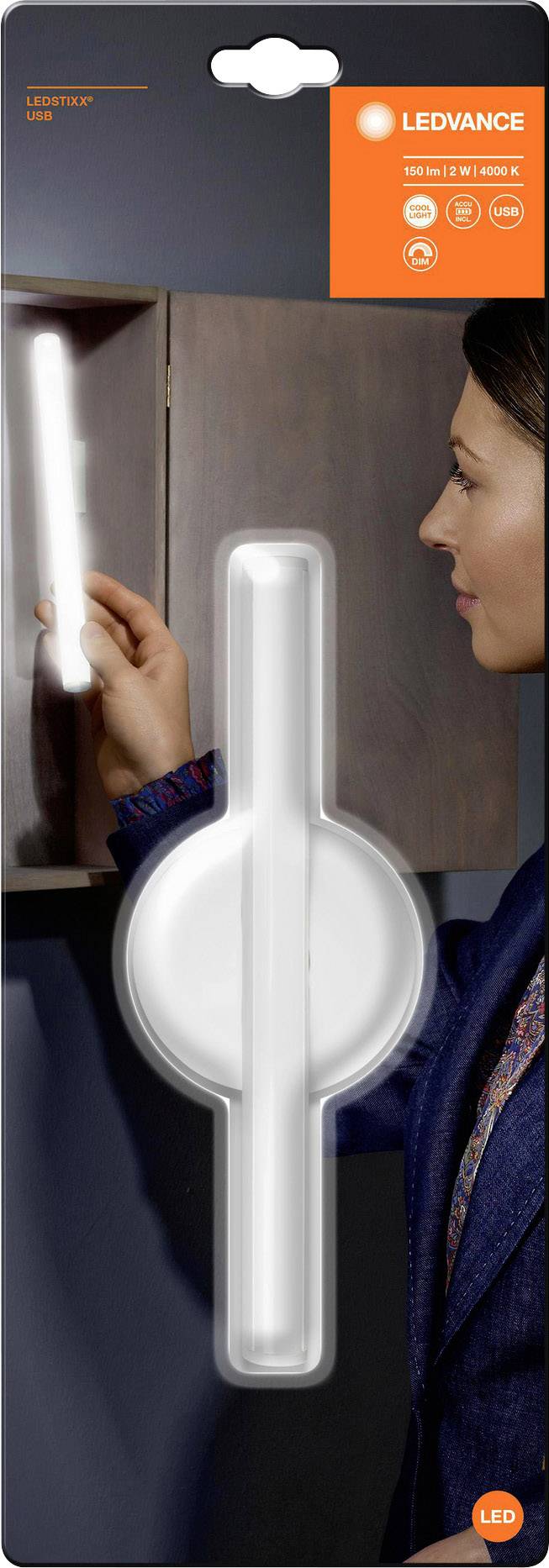 Eine Person montiert eine LED-Leuchte in einem Schrank. Verpackung von LEDVANCE, zeigt die Produktanwendung auf dem Bild.