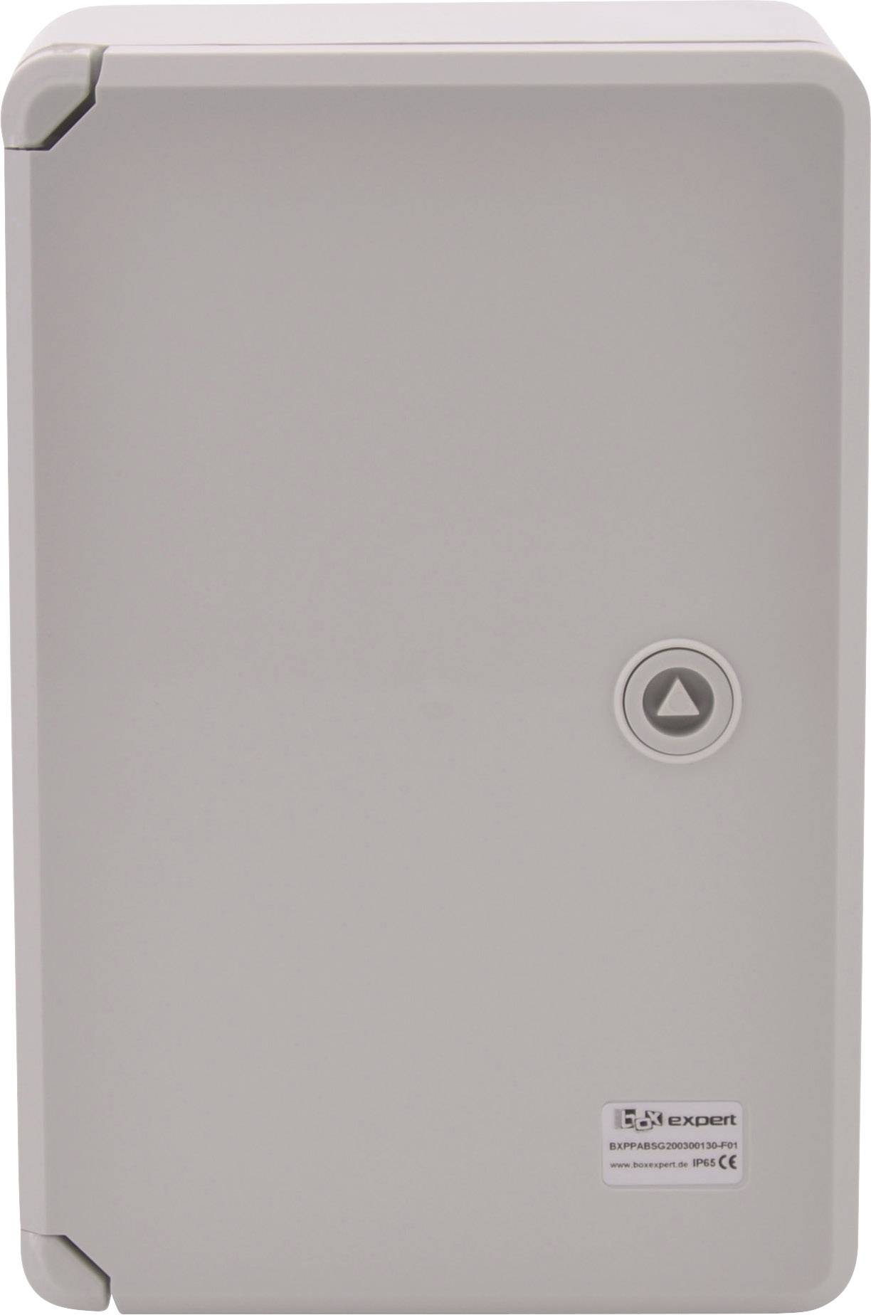 Graues Elektroschrank mit einem runden Knopf in der Mitte und einem kleinen Logo unten rechts. Minimalistisches Design.