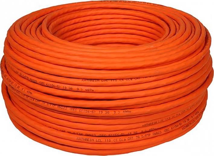 Ein großer Stapel von orangefarbenem Kabel, in mehreren Schichten aufgerollt, bereit für den Einsatz.
