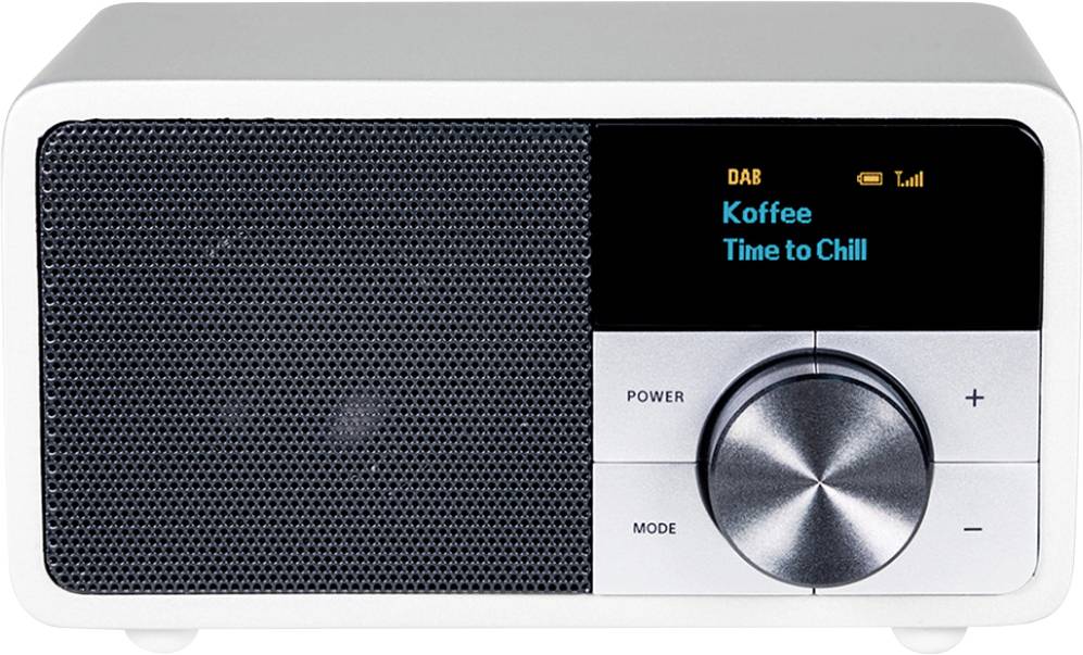 Ein weißes Digitalradio zeigt auf dem Display den Sender 'DAB' und den Song 'Koffee - Time to Chill'. Links Lautsprecher, rechts Knöpfe.