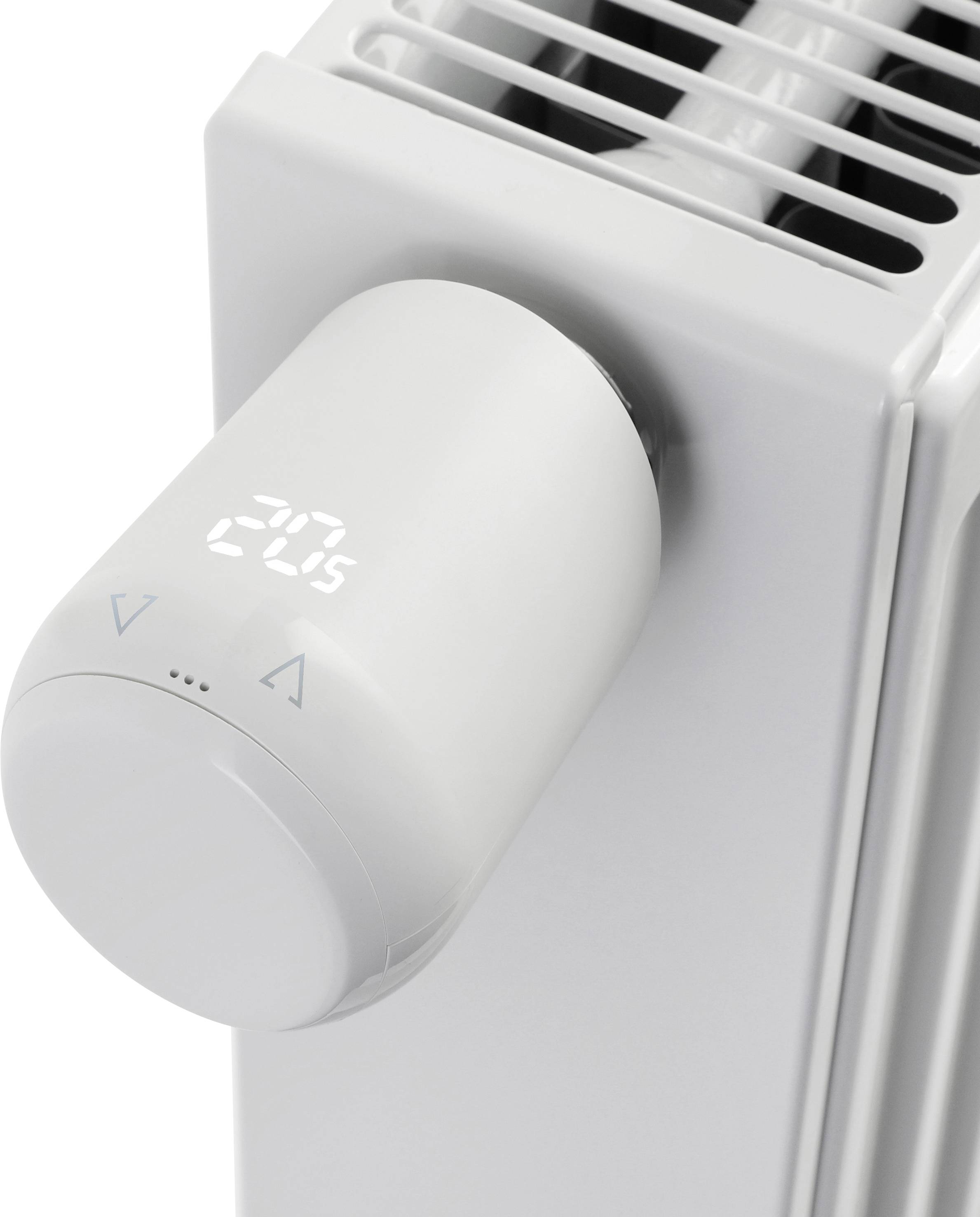 Ein Thermostat an einem weißen Heizkörper zeigt '20°C'.