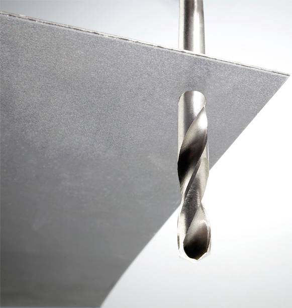 Ein Metallbohrer bohrt durch ein dünnes Metallstück, was die Präzision und Effizienz des Bohrers demonstriert.