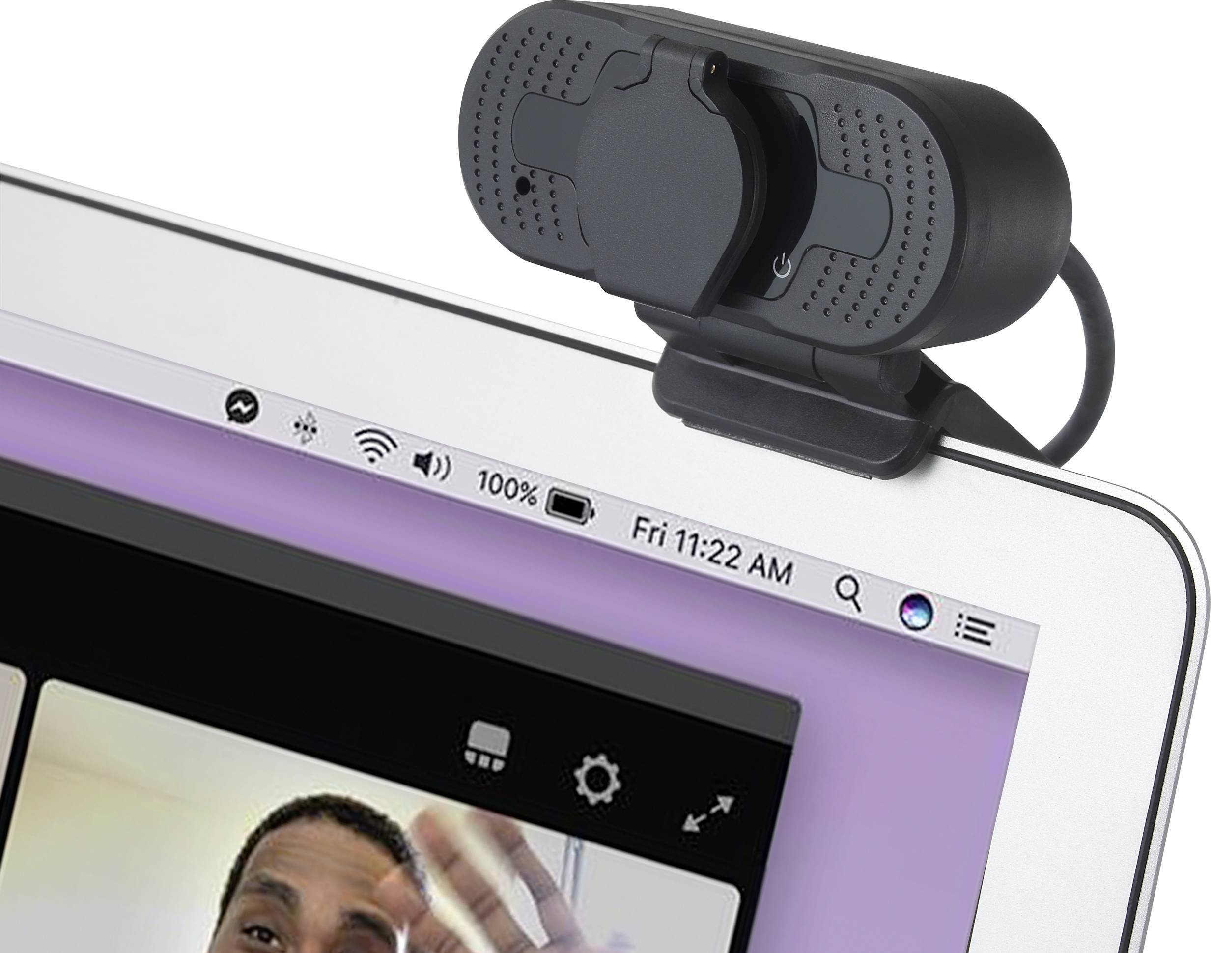 Eine Webcam ist auf einem Computermonitor montiert, während auf dem Bildschirm eine Videokonferenz stattfindet.