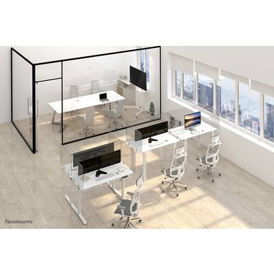Büro mit Glaswänden. Drei moderne Schreibtische mit Bildschirmen und Stühlen stehen in Reihen. Großer Besprechungstisch im Hintergrund.