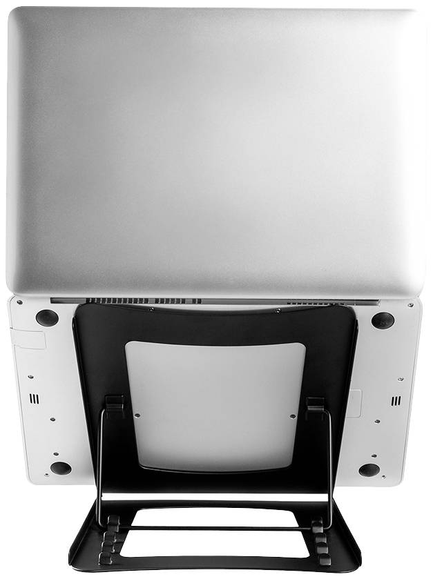 Ein Laptop steht aufrecht in einem schwarzen Ständer, von unten betrachtet, mit geschlossenem Bildschirm und sichtbarer Unterseite.