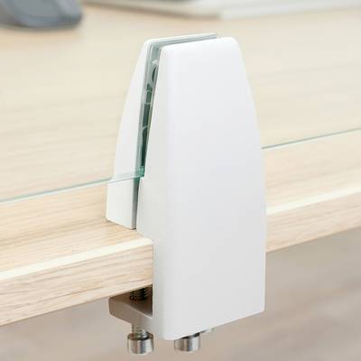Weiße Halterung fixiert eine Glasscheibe an einem Tisch. Die Halterung ist mit zwei Schrauben am Tisch befestigt.