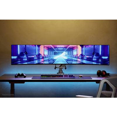 Drei Monitore auf Schreibtisch zeigen futuristische Tunnel-Animation. Darunter Tastatur und Controller. Modernes Gaming-Setup.